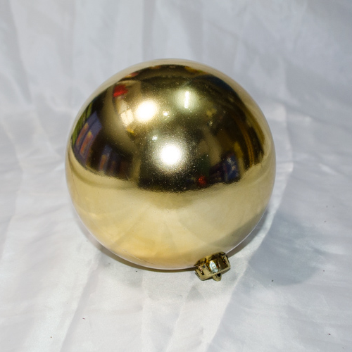Золотой новогодний елочный шар пластиковый 15 см