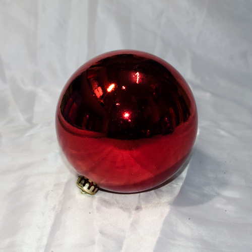 Красный новогодний елочный шар пластиковый 15 см
