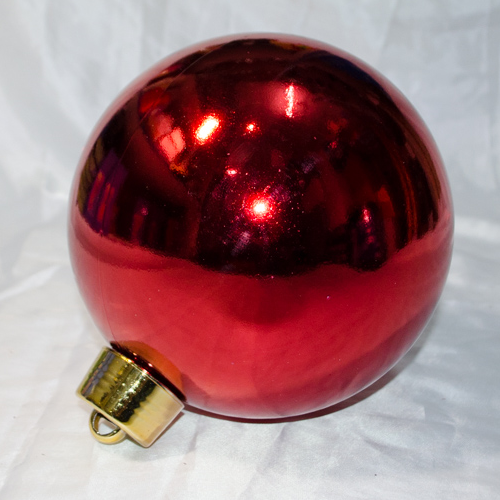 Большой новогодний елочный шар пластиковый 20 см красного цвета