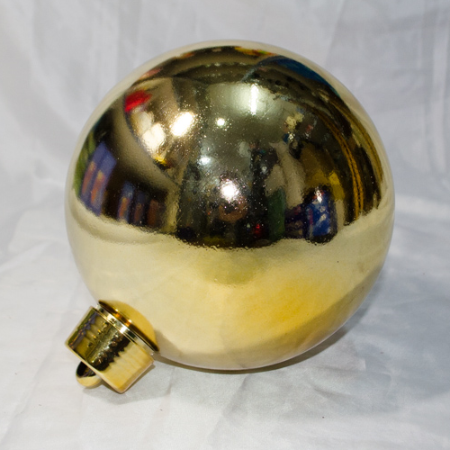 Большой новогодний елочный шар пластиковый 20 см золотого цвета