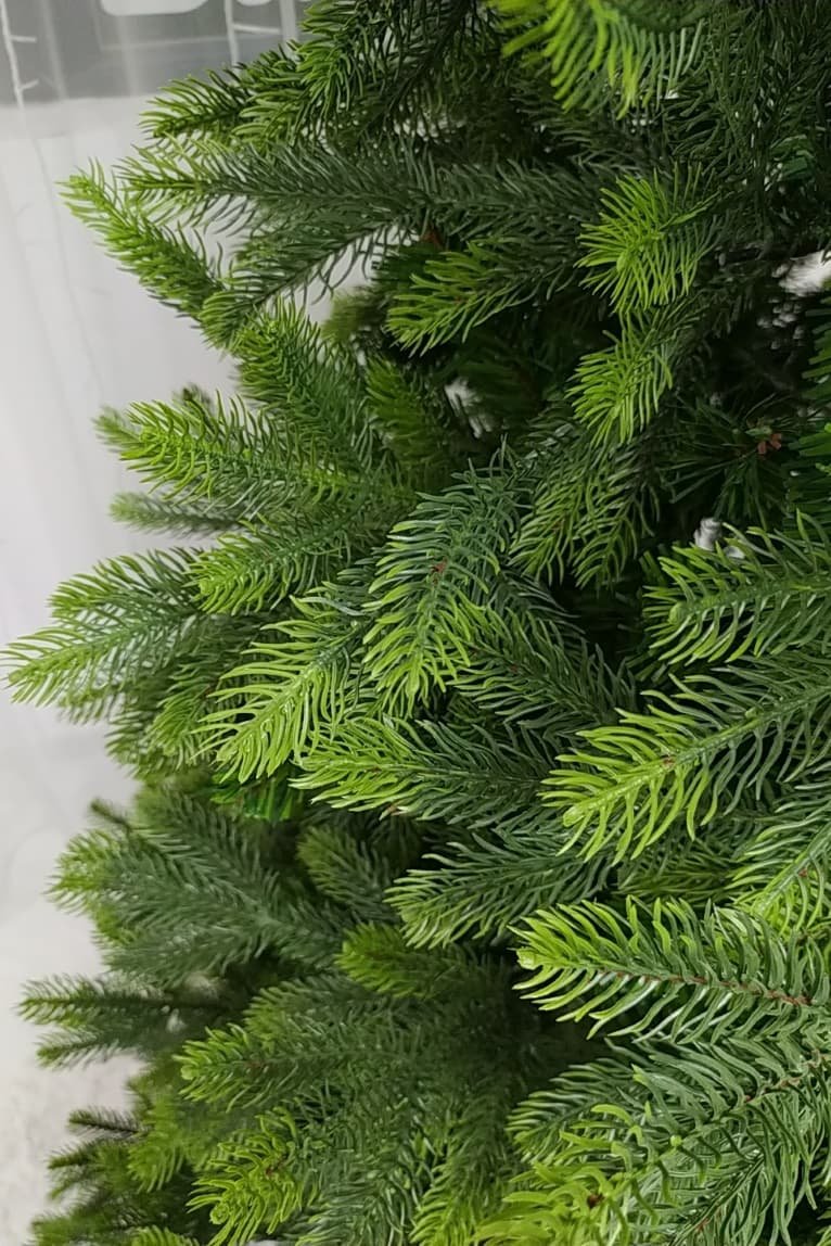 Фрагмент веток новогодней елки Alaska Platinum 2020