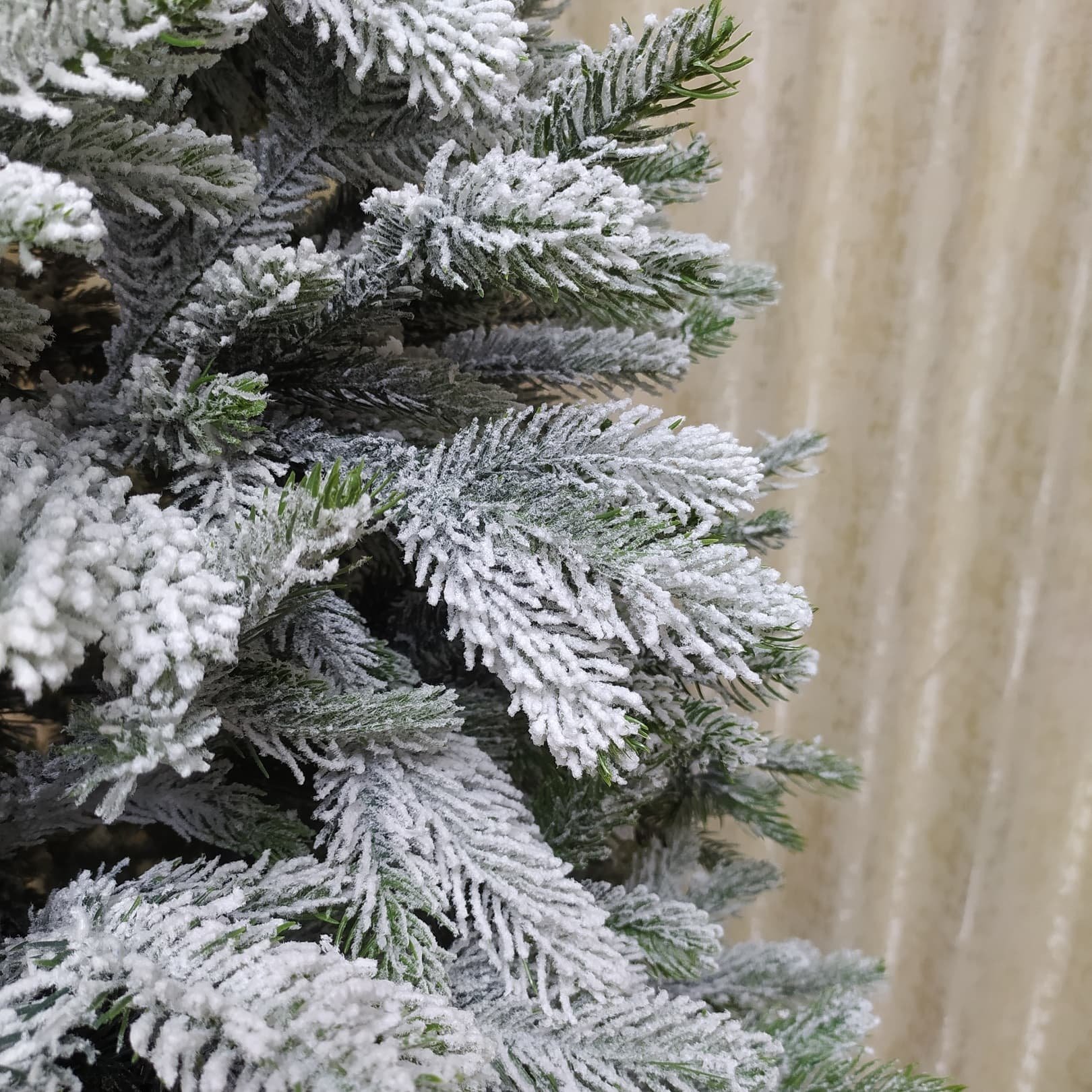 Новогодняя елка с искусственным снегом
